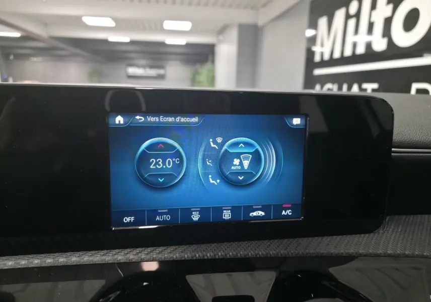 Écran tactile central de la Mercedes Classe A 160 Style Line 2019 affichant la température et les réglages de climatisation.