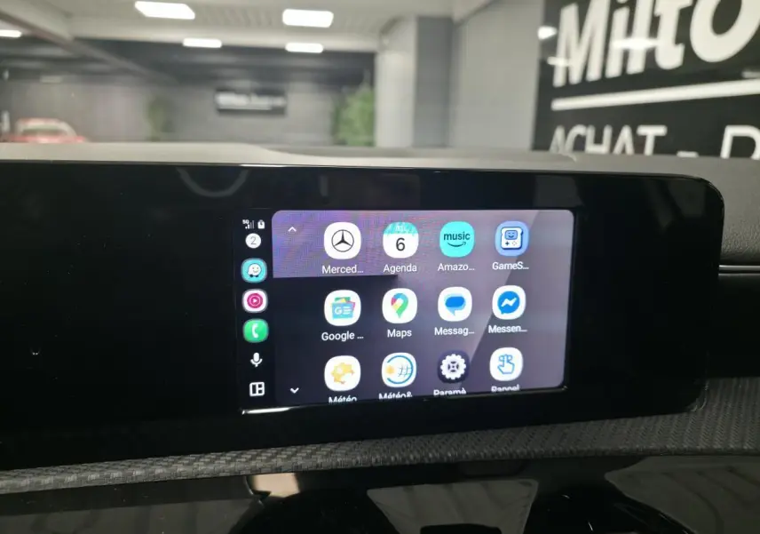 Écran tactile central du système multimédia MBUX de la Mercedes Classe A 160 Style Line 2019, intérieur noir.