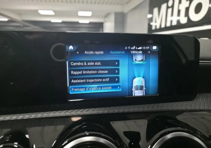Écran central tactile du système multimédia MBUX de la Mercedes Classe A 160 Style Line, vue intérieure rapprochée.