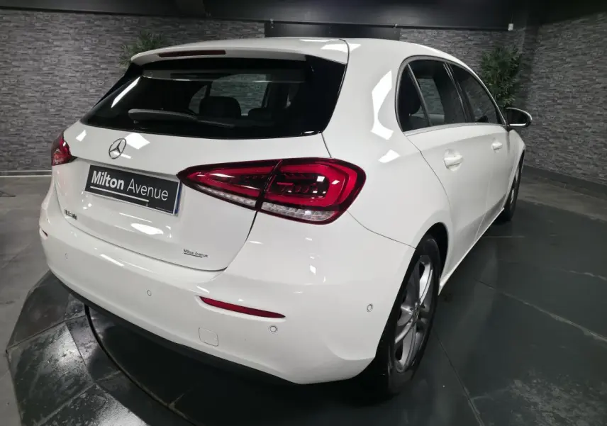 Vue 3/4 arrière droite d'une Mercedes Classe A 160 Style Line blanche, avec feux arrière LED et jantes alliage 17 pouces.