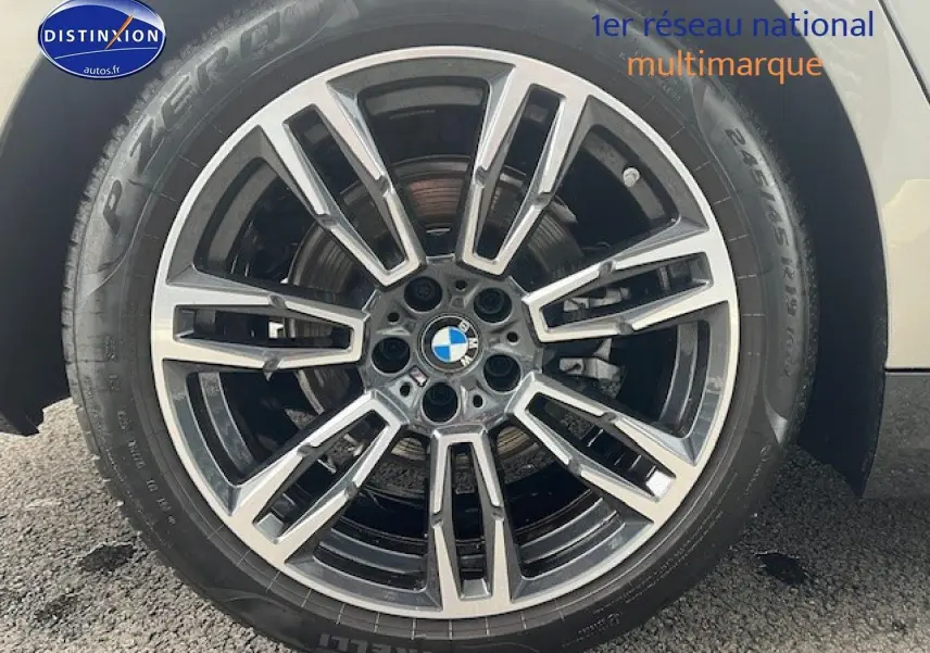 Gros plan sur la jante alu multibranches de la BMW Série 5 gris clair, côté droit.
