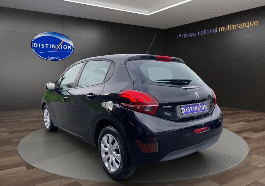 Vue 3/4 arrière droite d'une Peugeot 208 Affaire noire, avec feux arrière distinctifs et jantes argentées.