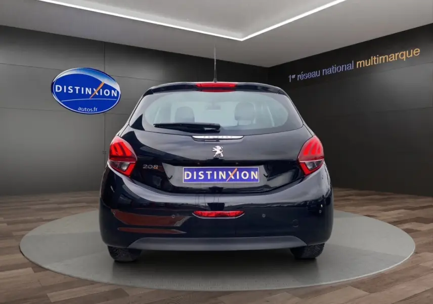 Vue arrière d'une Peugeot 208 Affaire noire, avec feux arrière distinctifs et logo lion central visible.