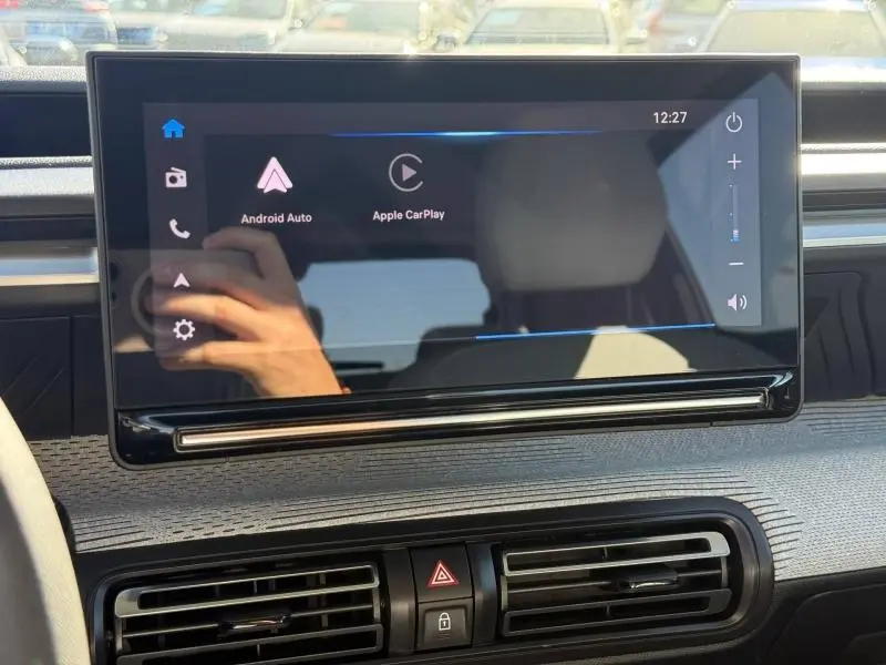 Écran tactile central affichant Android Auto et Apple CarPlay dans l'habitacle d'une Citroën C3 2025.