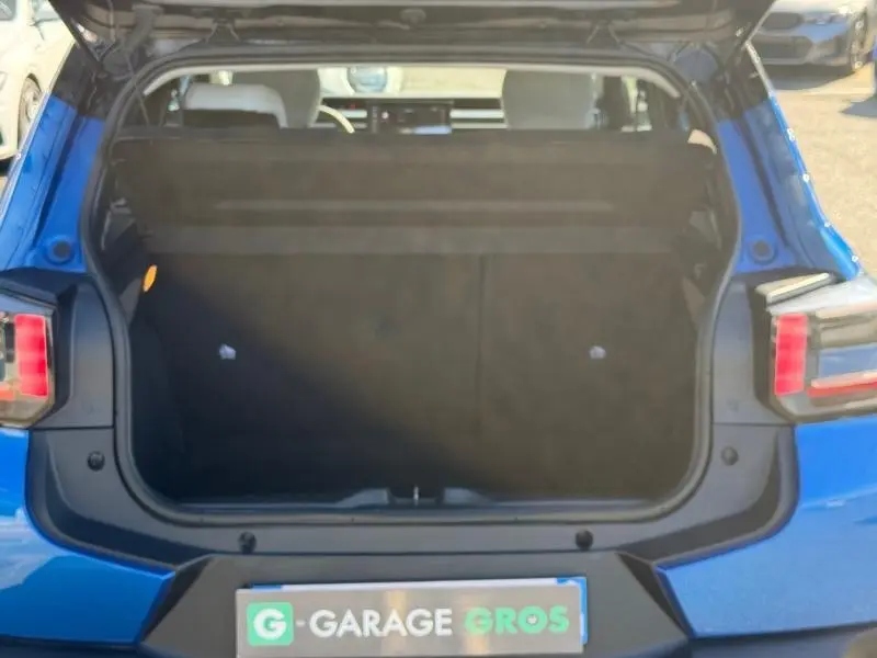 Vue arrière du coffre ouvert d'une Citroën C3 1.2 Turbo 100ch Bright Blue avec toit noir Perla Nera, intérieur sombre visible.