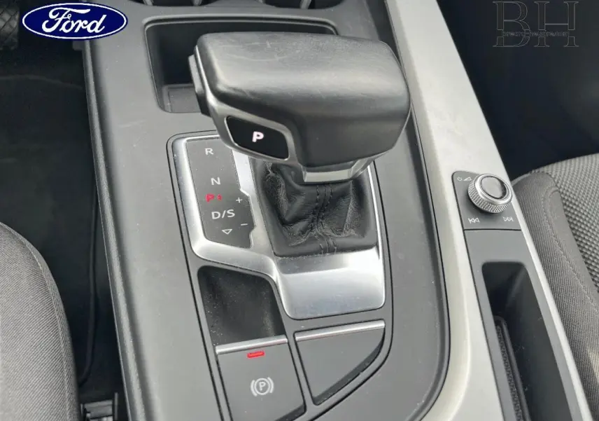 Gros plan sur le levier de vitesses automatique noir et gris de l’Audi A4 Avant 30 TDI, intérieur tissu gris.