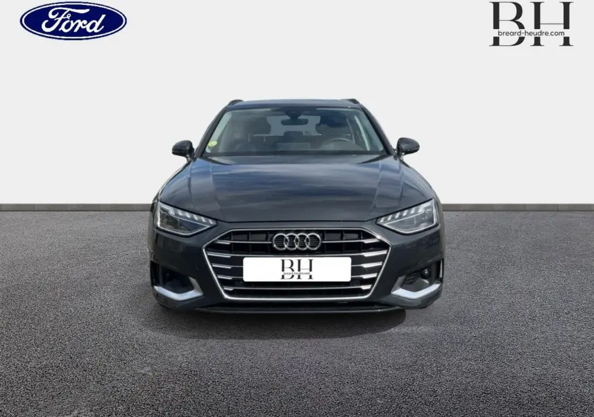 Vue de face d'une Audi A4 Avant 30 TDI Business line gris Manhattan métallisé avec calandre hexagonale et phares LED.