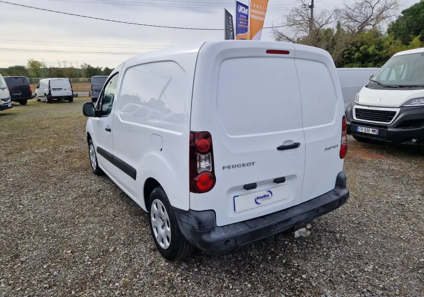 Vue 3/4 arrière droite d’un utilitaire Peugeot Partner blanc de 2017 avec hayon fermé et attelage visible.