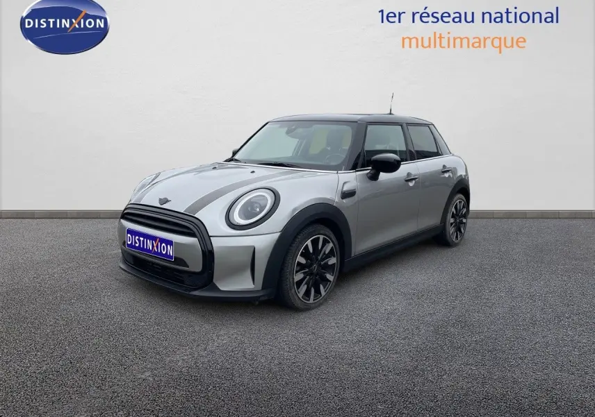 MINI 1.5 136CH STEPTRONIC 2023 en Melting Silver Metal, vue 3/4 avant avec toit noir et jantes bi-ton.