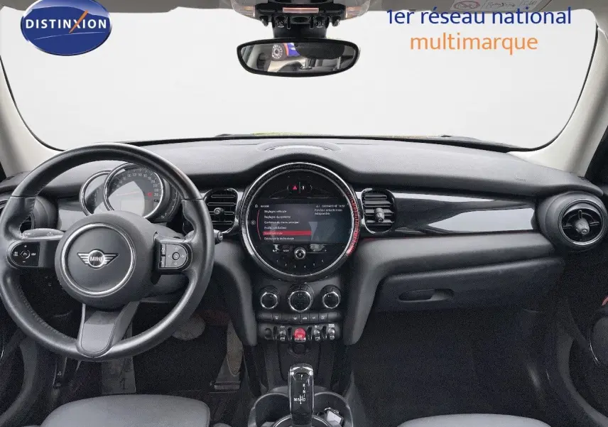 Intérieur de la MINI 1.5 136CH STEPTRONIC 2023 avec tableau de bord noir et volant multifonction visible de face.