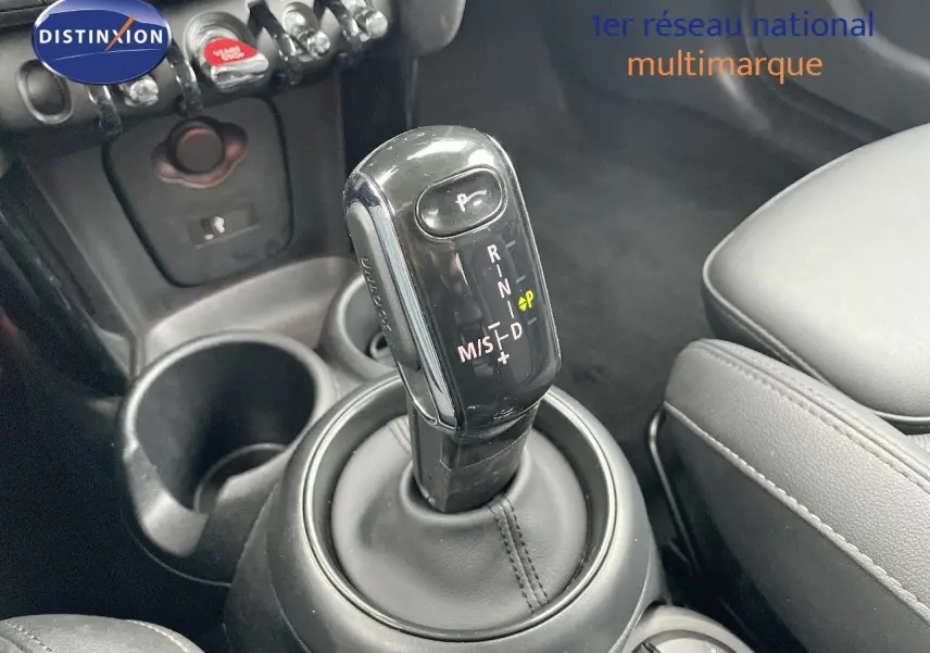 Le levier de vitesse automatique noir de la MINI 1.5 136CH STEPTRONIC dans l'habitacle avec sellerie cuir gris.