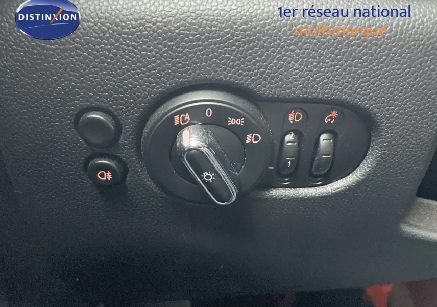 Commande des phares et réglages d'éclairage sur tableau de bord noir d'une MINI 1.5 136CH STEPTRONIC 2023.