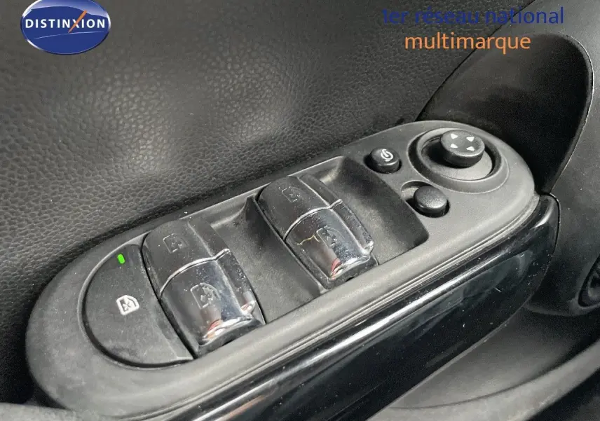 Gros plan sur les commandes de lève-vitres et réglages des rétroviseurs côté conducteur d'une MINI Melting Silver 2023.