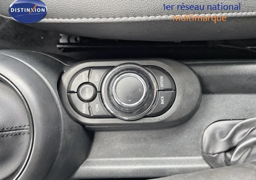 Gros plan sur la molette de commande centrale noire du MINI 1.5 136CH STEPTRONIC 2023 en intérieur cuir noir.