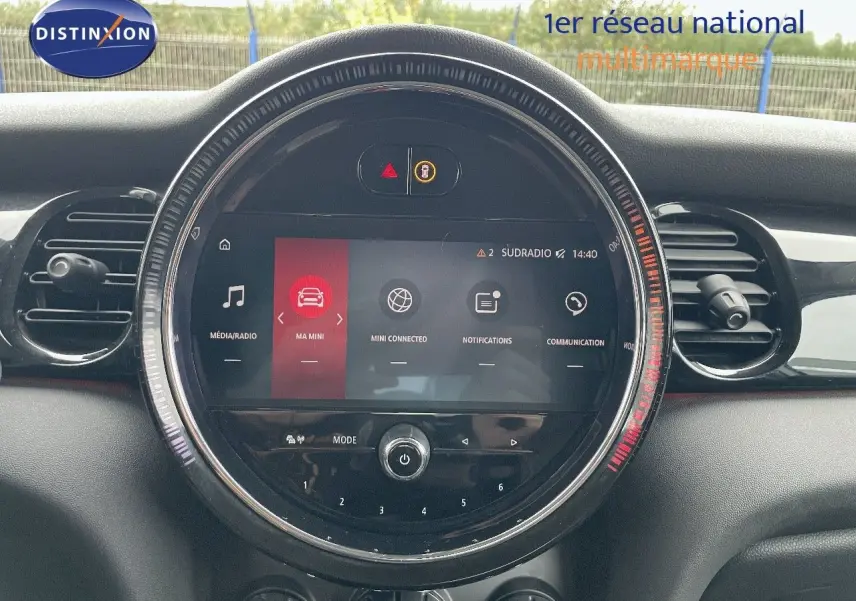 Tableau de bord de MINI 2023 avec écran central circulaire affichant les menus multimédia et connectivité.