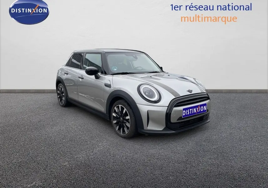 MINI 1.5 136CH STEPTRONIC en Melting Silver Metal vue 3/4 avant droit avec toit noir et jantes bi-ton.