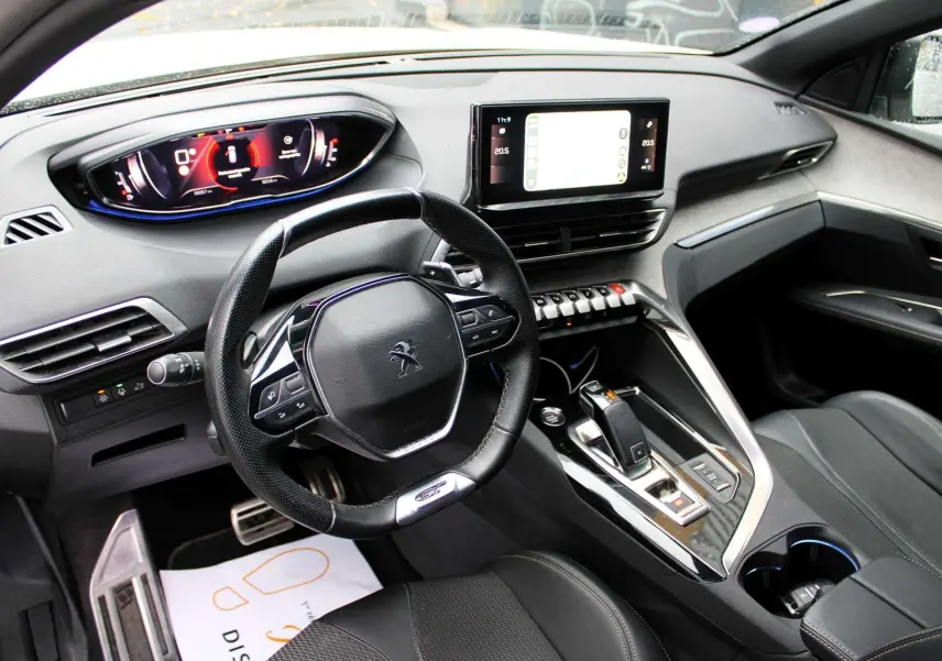Intérieur noir du Peugeot 3008 2025, vue côté conducteur sur volant GT et tableau de bord numérique moderne.