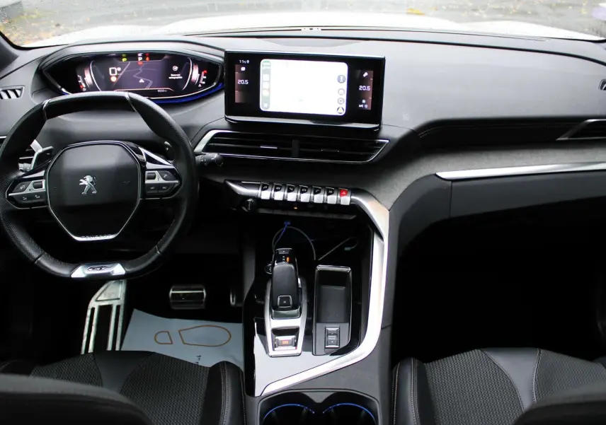 Intérieur noir du Peugeot 3008 2025, vue frontale sur le tableau de bord et la console centrale moderne avec écran tactile.