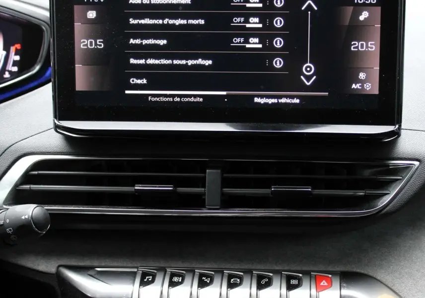 Écran tactile central affichant les réglages d'aide à la conduite du Peugeot 3008 blanc nacré, intérieur noir.