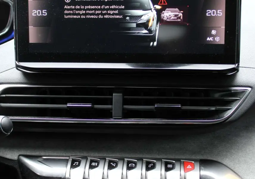 Écran central du Peugeot 3008 2025 montrant l'alerte de surveillance d'angles morts dans un intérieur noir.