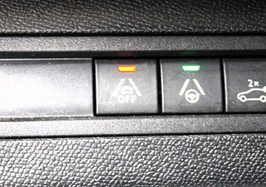 Gros plan sur les boutons de contrôle d'aide à la conduite du Peugeot 3008 2025, finition GT, intérieur noir.