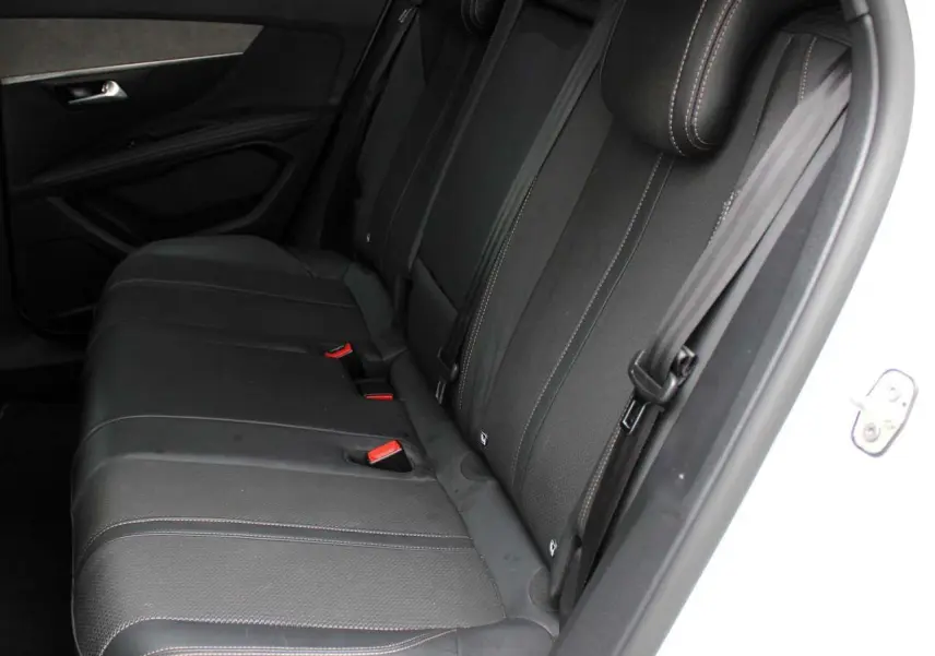 Vue côté gauche des sièges arrière noirs avec surpiqûres contrastantes du Peugeot 3008 blanc nacré 2025.