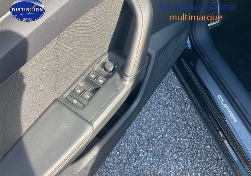 Vue rapprochée de la porte avant gauche noire midnight du CUPRA Formentor 1.5 etsi hybrid avec commandes électriques.