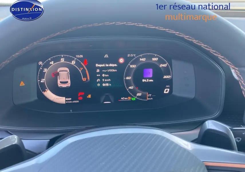 Vue rapprochée du tableau de bord numérique de la CUPRA Formentor 1.5 etsi hybrid 2025 affichant les compteurs et informations de conduite.