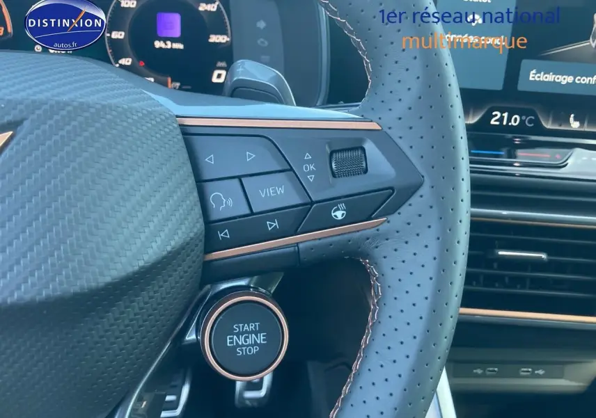 Gros plan sur le volant cuir perforé noir midnight de la CUPRA Formentor 1.5 etsi hybrid avec boutons multifonctions et démarrage sans clé.