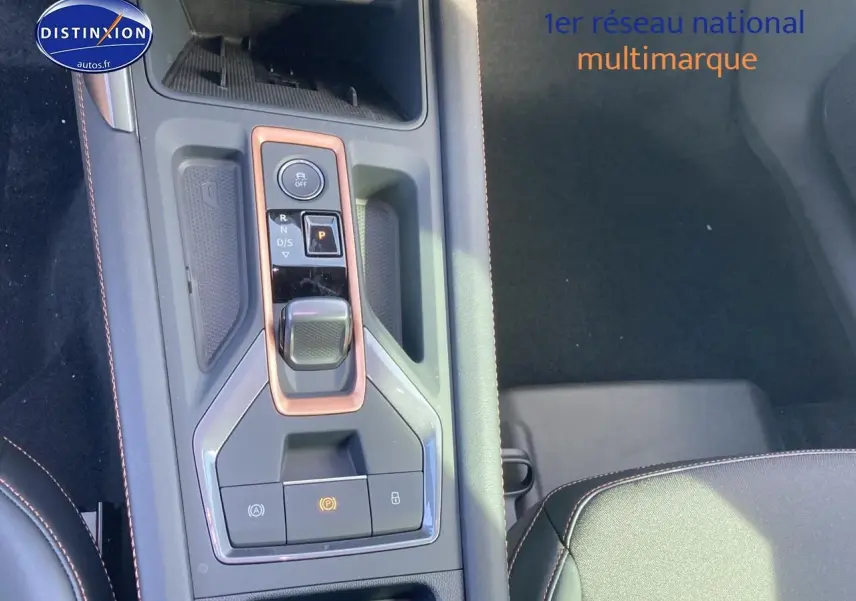 Vue plongeante sur la console centrale du CUPRA Formentor noir midnight, avec levier de vitesse et commandes électroniques.