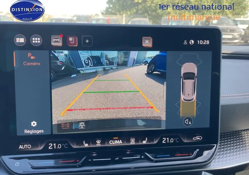 Écran tactile intérieur montrant la caméra de recul du CUPRA Formentor noir midnight, vue arrière en stationnement.