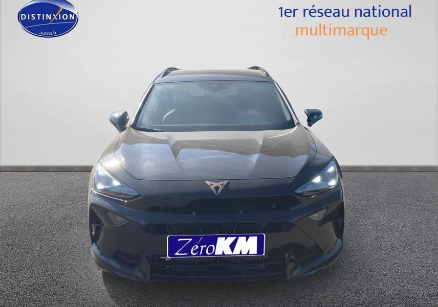 Vue frontale d'un SUV CUPRA Formentor noir midnight 2025 avec feux LED allumés et logo cuivré visible.