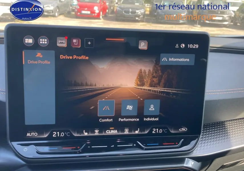 Vue intérieure centrée sur l'écran tactile du tableau de bord du CUPRA Formentor 1.5 eTSI Hybrid noir midnight 2025.