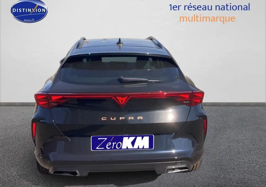 Vue arrière du CUPRA Formentor 1.5 etsi hybrid noir midnight avec feux LED et double sortie d’échappement.