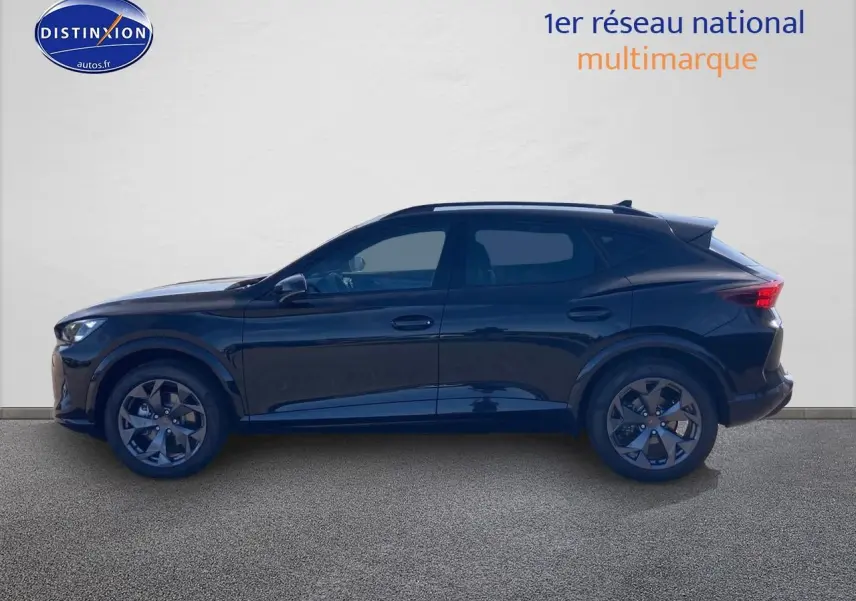 Vue de profil côté gauche d'un CUPRA Formentor 1.5 etsi hybrid 2025 noir midnight avec jantes alu 18 pouces.