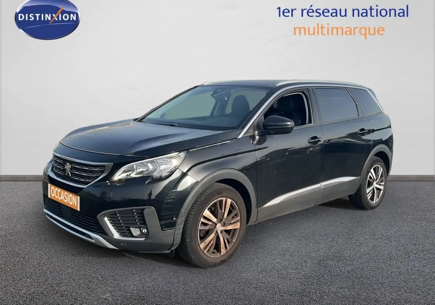 Peugeot 5008 noir Perla Nera 2018 en 3/4 avant droit, avec jantes bi-ton et calandre distinctive.