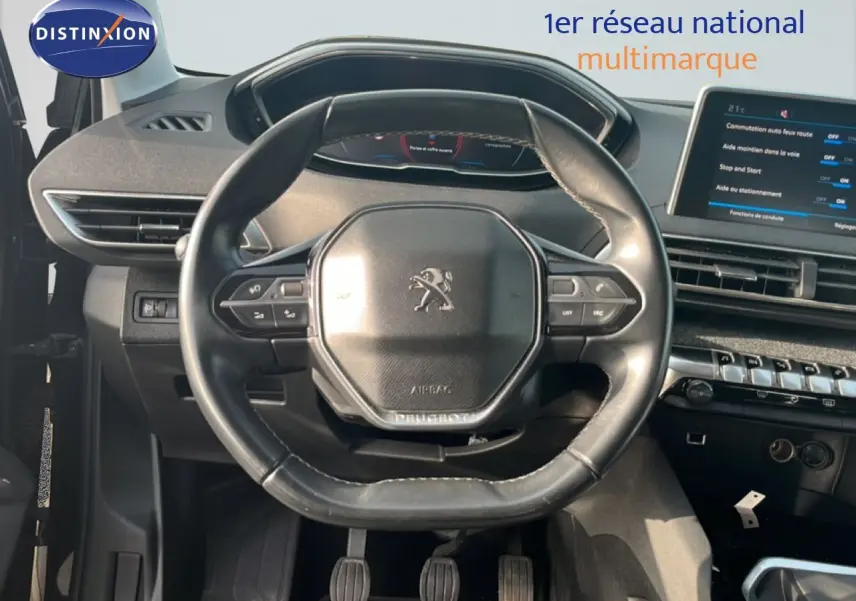 Vue intérieure centrée sur le volant noir du Peugeot 5008 2018, avec tableau de bord et écran tactile visibles.