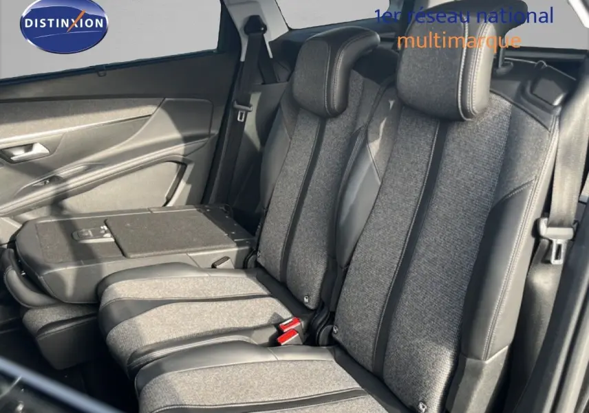 Vue intérieure sur la banquette arrière du Peugeot 5008 2018, tissu gris avec inserts cuir noir et ceintures visibles.