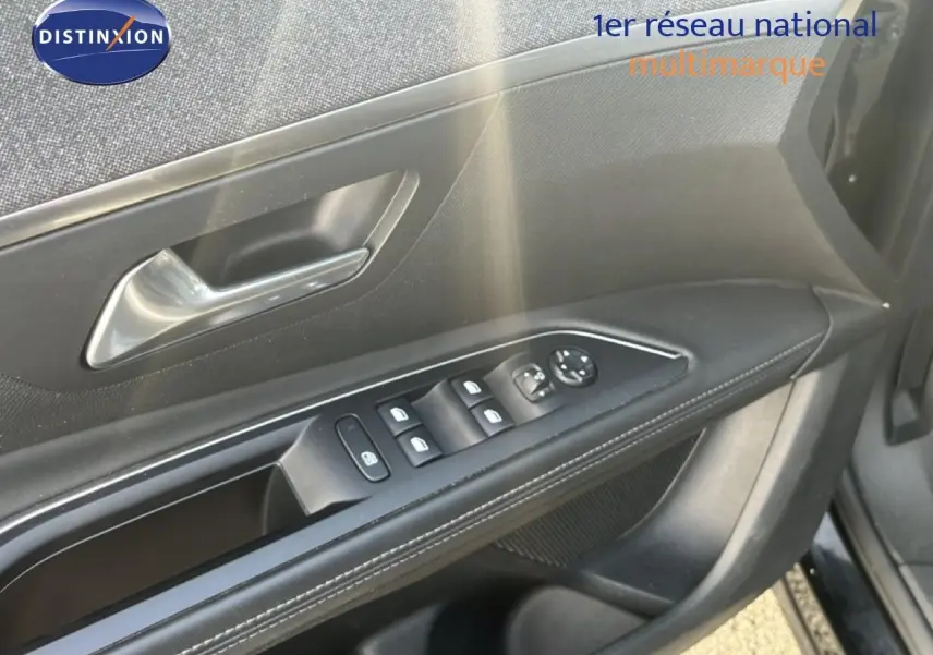 Vue rapprochée de la porte avant gauche de la Peugeot 5008 noire, montrant les commandes des vitres et le bouton de verrouillage.