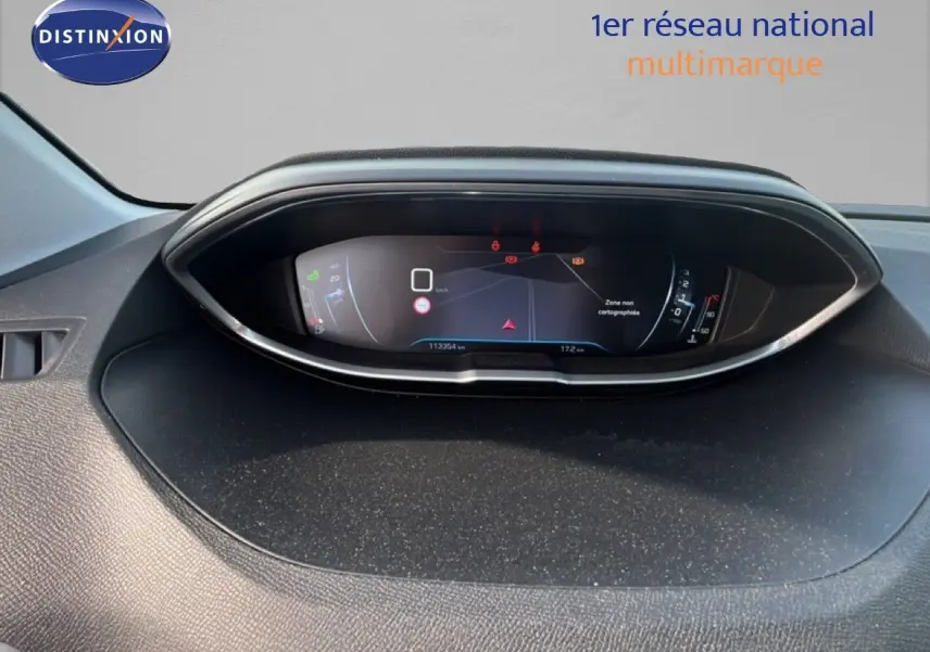 Vue rapprochée du tableau de bord numérique du Peugeot 5008 2018, affichage moderne et épuré.