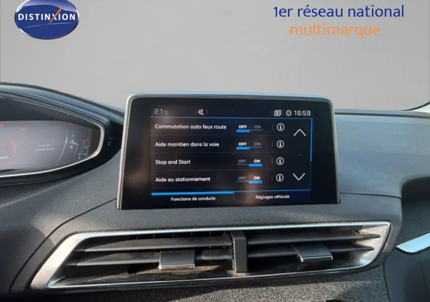 Écran tactile central du tableau de bord du Peugeot 5008 noir, affichant les options d’aide à la conduite.