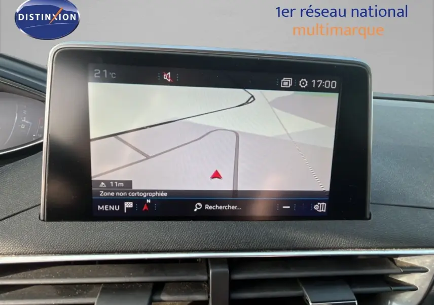 Écran tactile du système GPS du Peugeot 5008 noir, vue rapprochée du tableau de bord central.