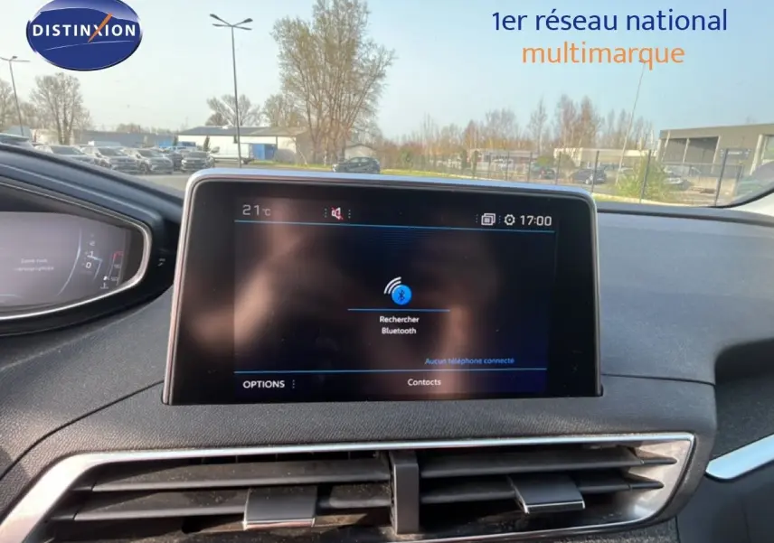 Vue intérieure du tableau de bord du Peugeot 5008 noir Perla Nera, avec écran tactile central affichant la recherche Bluetooth.