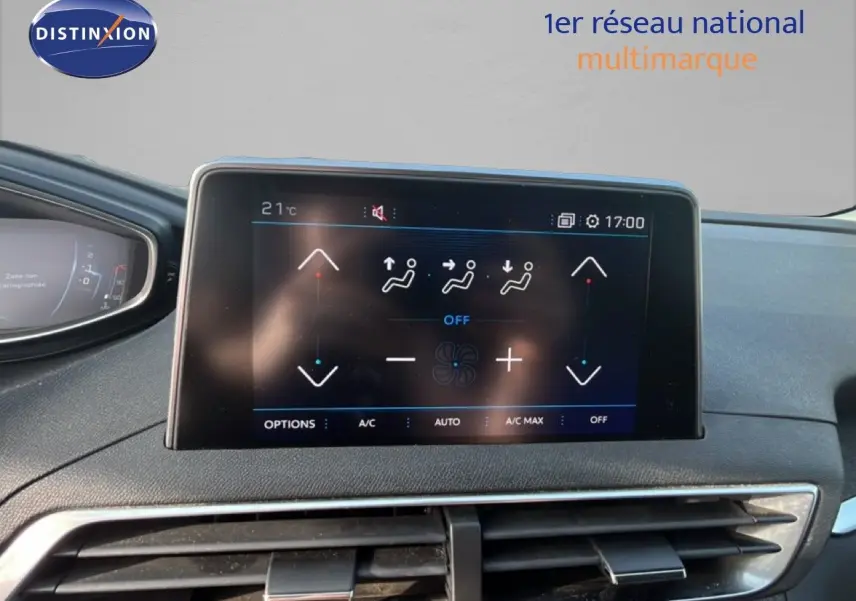 Écran tactile central du tableau de bord du Peugeot 5008 2018, affichant les réglages de climatisation.