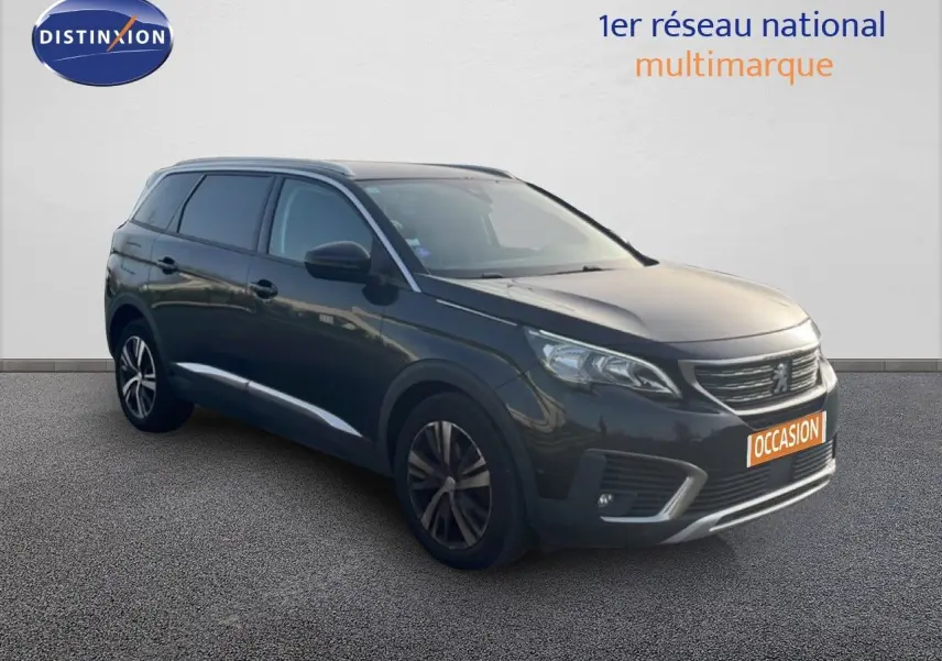 Peugeot 5008 noir Perla Nera 3/4 avant droit, SUV 7 places avec jantes bi-ton et calandre distinctive.
