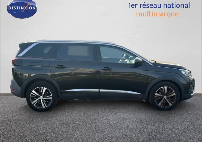 Profil latéral droit d'un Peugeot 5008 noir Perla Nera, SUV 7 places avec jantes alliage bicolores et lignes chromées.