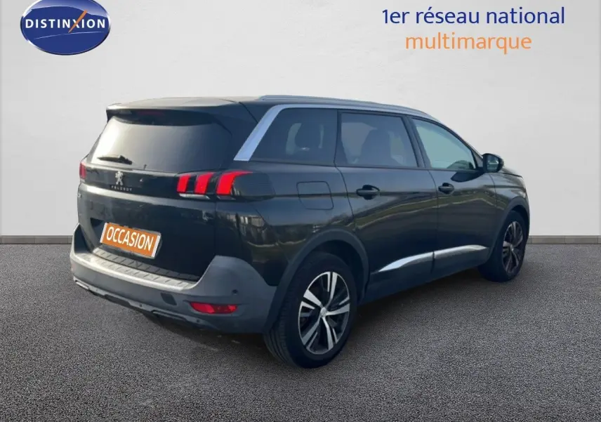 Vue 3/4 arrière droite d’un Peugeot 5008 noir Perla Nera Metal avec feux LED et jantes bi-ton.