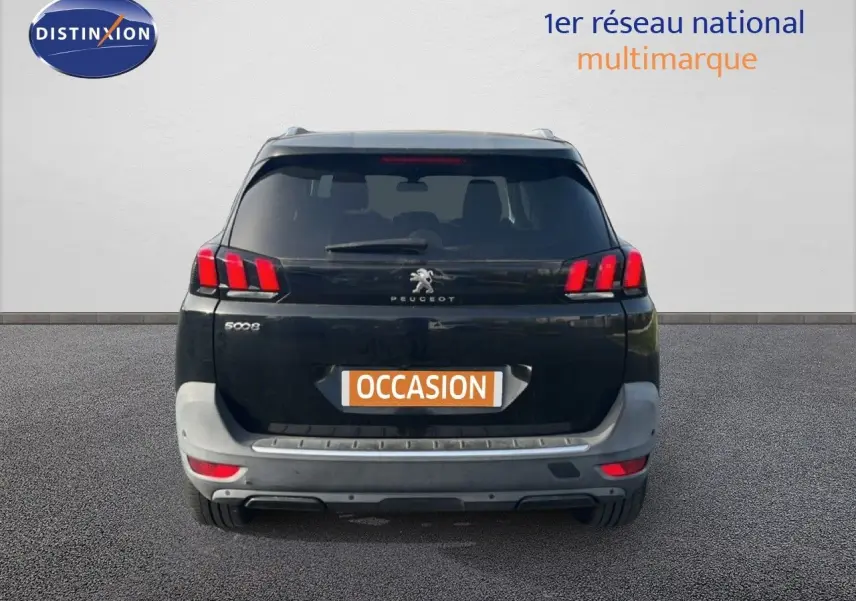 Vue arrière d'un Peugeot 5008 noir Perla Nera Metal avec feux arrière à trois griffes rouges distinctives.