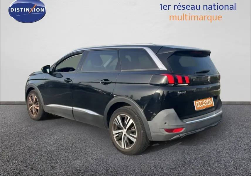 Peugeot 5008 noir perla nera métal, vue 3/4 arrière droit, avec feux arrière à LED et jantes bi-ton.