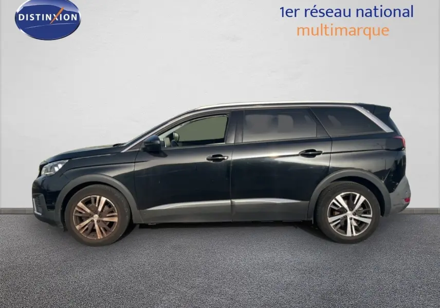 Profil droit d’un Peugeot 5008 noir Perla Nera 2018, SUV familial avec jantes alliage bicolores et cinq portes visibles.